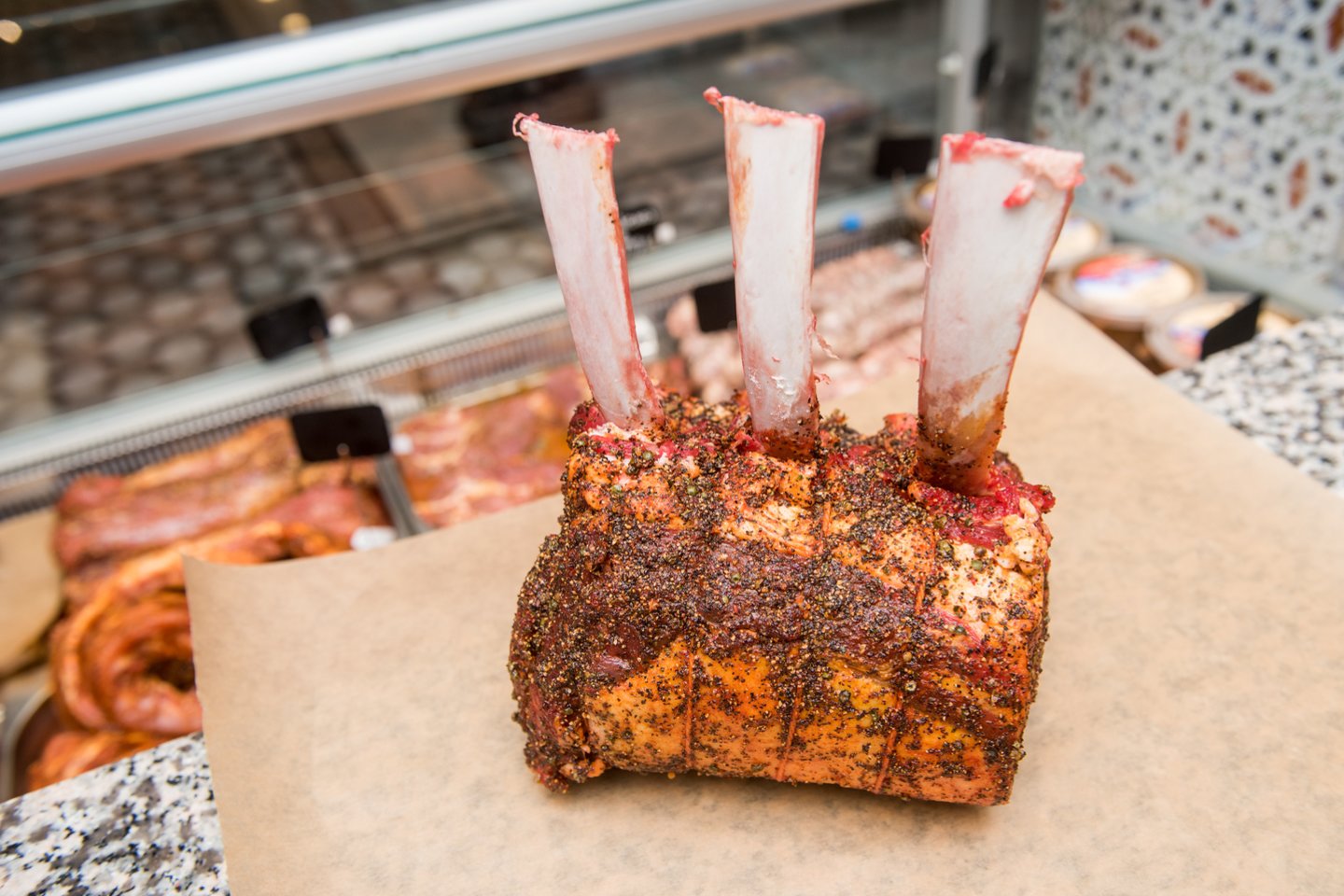Šonkauliukus kepant ant grotelių aptepti specialiai ruoštu glaistu, kuris apsaugos mėsą nuo išdžiūvimo.<br>D.Umbraso nuotr.