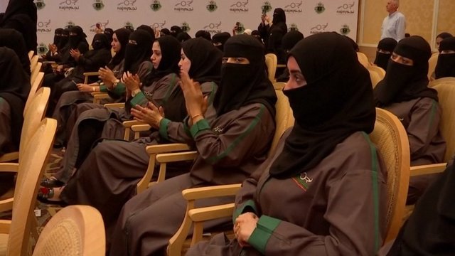 Saudo Arabijos karalystėje prisaikdintos pirmosios moterys kelių patrulės