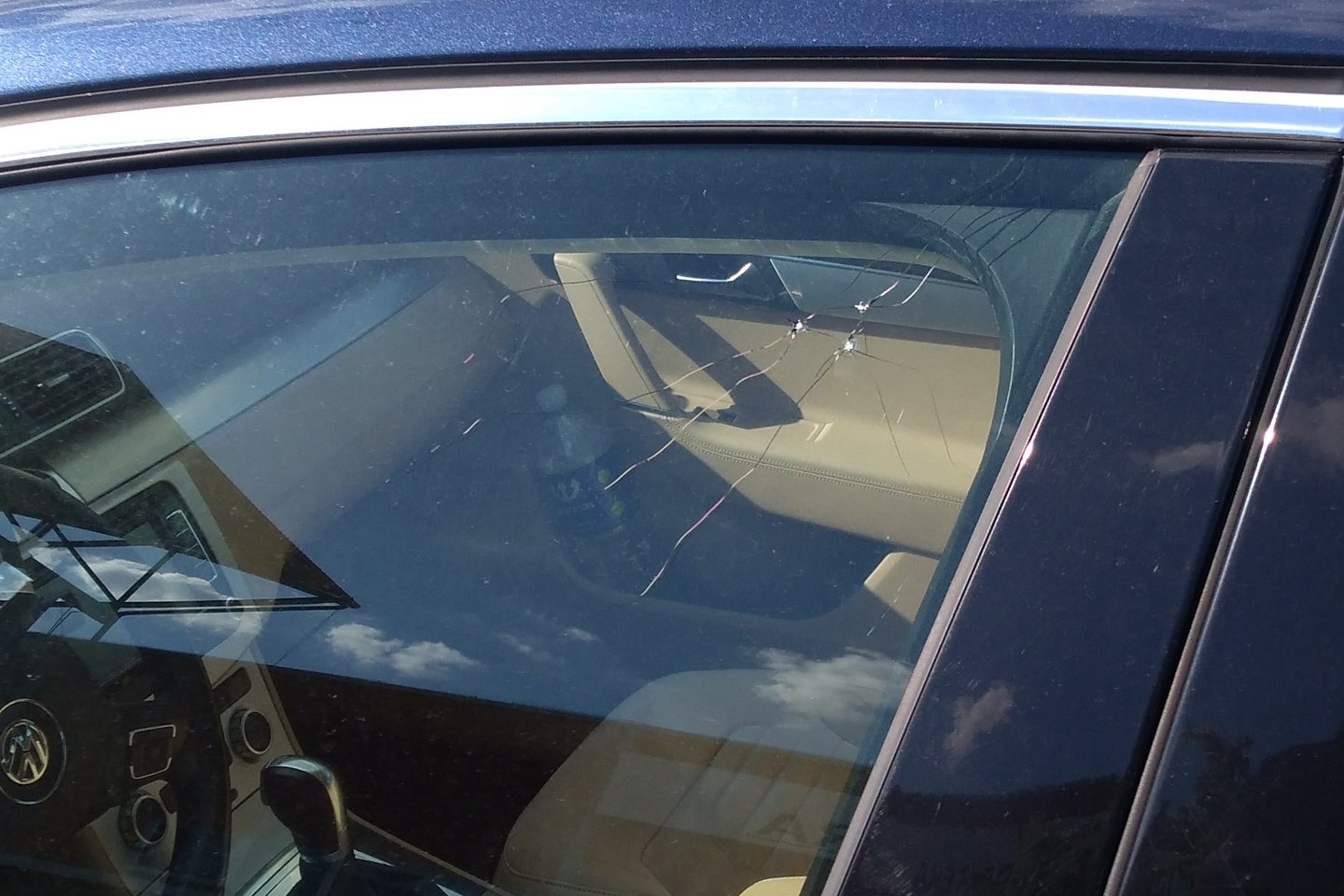  Ričardas ant automobilio stiklo rado tris daužimo žymes.<br> Lrytas.lt skaitytojo nuotr.