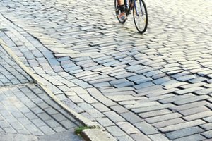 Sostinės centro vaizdas: gatvė tokia baisi, kad net padangos sproginėja