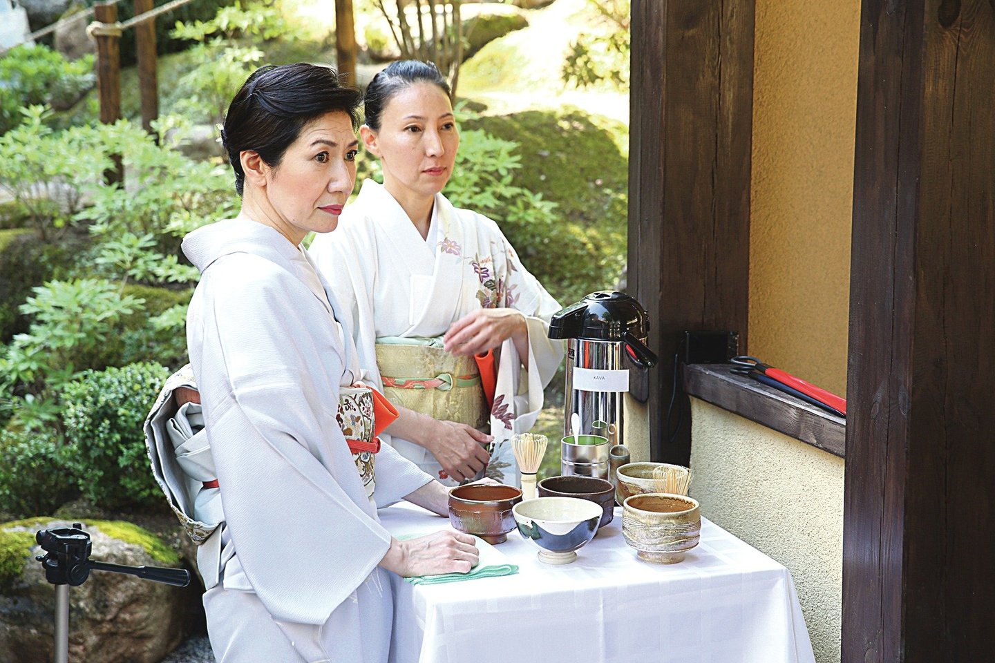 Kaip patiekti japonišką mačią, pademonstravo arbatos meistrės iš Kioto.