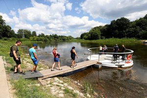Vos euras už pramogą ant vandens – smalsuolių traukia būriai