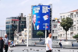 Rinkimų išvakarėse Turkijoje – įtampa ir sustiprintas saugumas