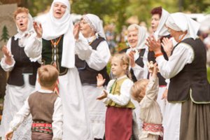 Dainų šventės Folkloro diena – su ugnimi, varpais, milžinais ir tradicijų gausa