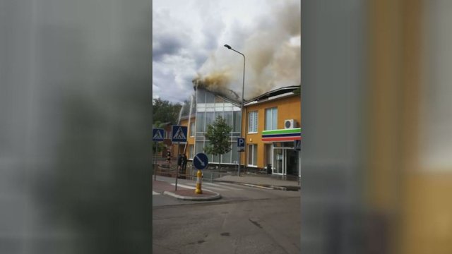 Lazdijų centre užsiliepsnojo parduotuvė „Aibė“: žiūrovas užfiksavo gaisrą