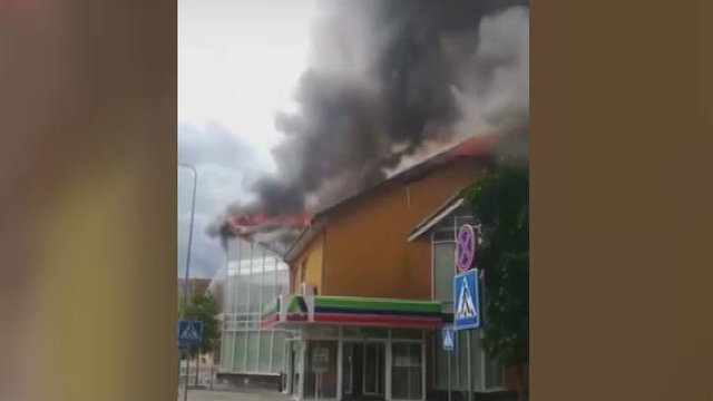 Pragariški vaizdai: iš degančios „Aibės“ parduotuvės liepsnos veržėsi pro stogą