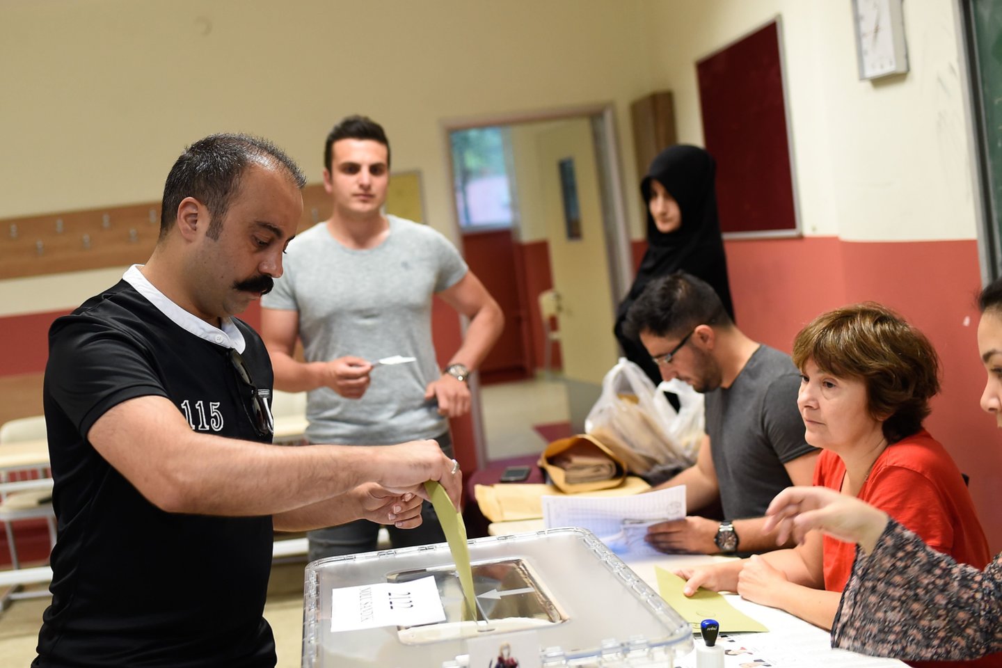 Sekmadienį Turkijoje prasidėjo rinkimai.<br> AFP/Scanpix nuotr.