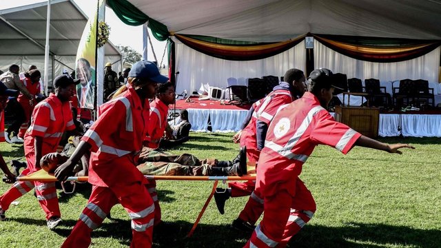 Per sprogimą Zimbabvėje buvo sužeistas šalies viceprezidentas
