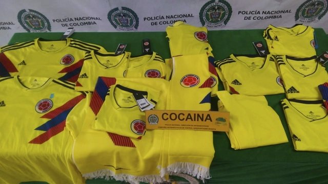 Kolumbijos rinktinės marškinėliuose pareigūnai rado kokaino