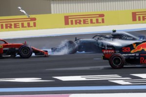 Permainingose „Formulės-1“ lenktynėse Prancūzijoje – „Ferrari“ ir „Mercedes“ avarija