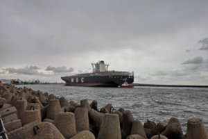 Neeilinė diena Klaipėdoje – tokio dydžio prekybos laivas dar nebuvo atplaukęs