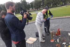 Vandalai įsisuko į Lukiškių aikštę – pavogta kapsulė su dokumentais