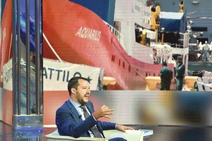 Aštrėjant migrantų krizei Italijos vidaus reikalų ministras išvyko į Libiją