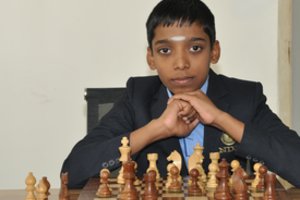 Indijoje dvylikametis akimirksniu tapo šachmatų didmeistriu ir čempionu