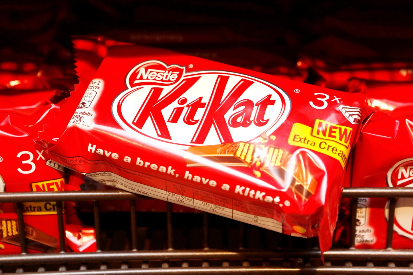  Šiandien „KitKat“ prekiaujama daugiau nei 70-yje šalių.<br> Reuters/Scanpix nuotr.
