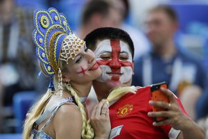 Vilčių svaiginami Anglijos sirgaliai broliaujasi su rusais prie degtinės