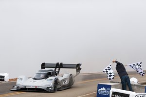 „Volkswagen“ pasiekė naują „Pikes Peak“ greičio rekordą