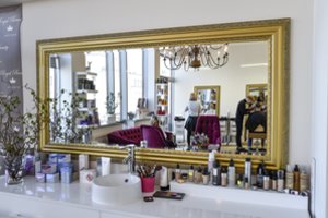 Grožio salonams gresia sankcijos dėl skirtingų kainų vyrams ir moterims