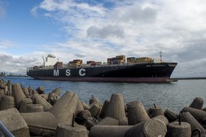 Kvapą gniaužiantis reginys Klaipėdoje: Lietuvą paliko didžiausias istorijoje krovininis laivas