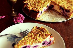 Šilkinis varškės ir mėlynių pyragas su traškia kepure