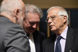 ES diplomatijos vadovai reikalauja Lenkijos atsakymų dėl teismų reformos