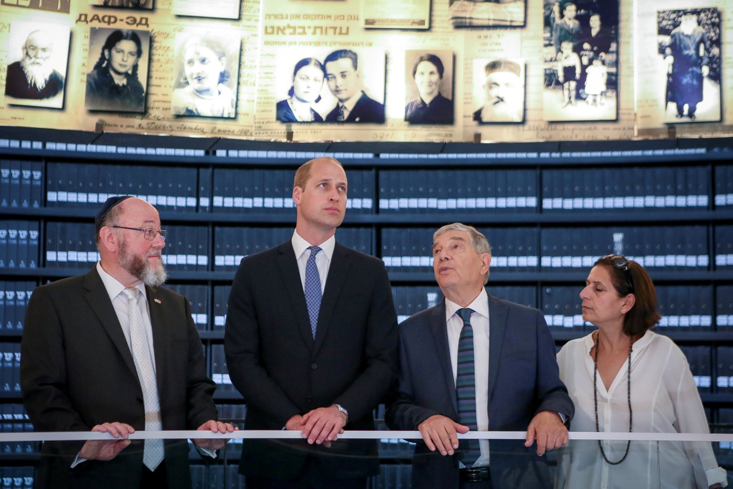  Princas Williamas intensyvią dieną Izraelyje pradėjo memoriale „Yad Vashem“.<br> Scanpix nuotr.