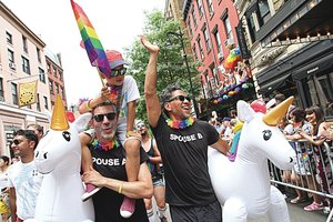 12-metė Tomo Cruise'o dukra savaitgalį leido gėjų parade