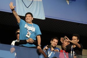 Pergalės ekstazės apimtas D. Maradona visiems parodė vidurinius pirštus