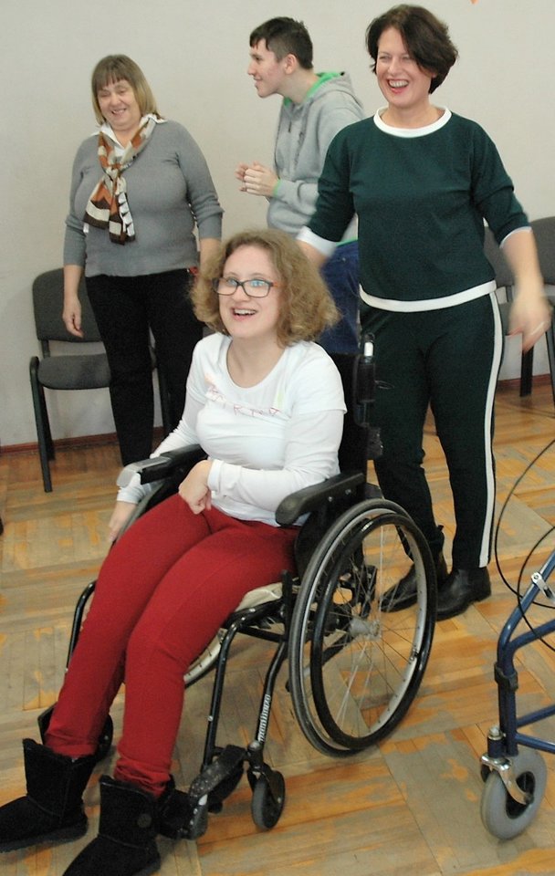 Kotryna Molevičiūtė (vežimėlyje) su mama Gitana Pinkevičiene.<br> L. Jakubauskienės nuotr.