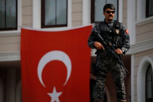 Turkijos valdžia ketina suimti dar beveik 100 asmenų, kaltinamų ryšiais su Gulenu