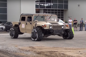 Sukūrė karinę mašiną, kuri iš įprasto visureigio akimirksniu virsta vikšriniu monstru