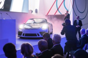 Pirmajam elektriniam „Porsche“ išrinko naują pavadinimą, bet vairuotojai nepuolė džiaugtis