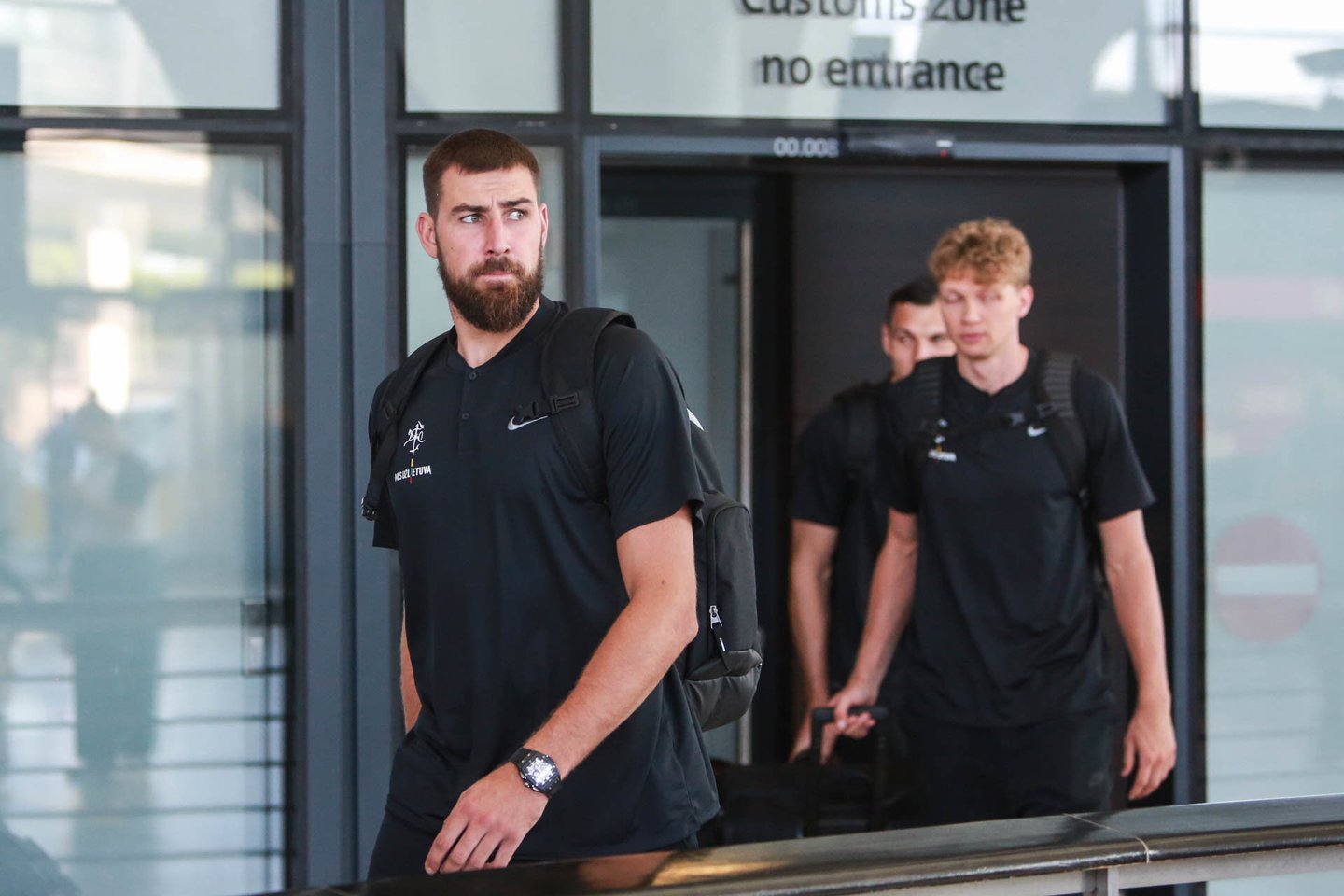 Lietuvos krepšinio rinktinė atskrido į Gdanską<br> G.Bitvinsko nuotr.