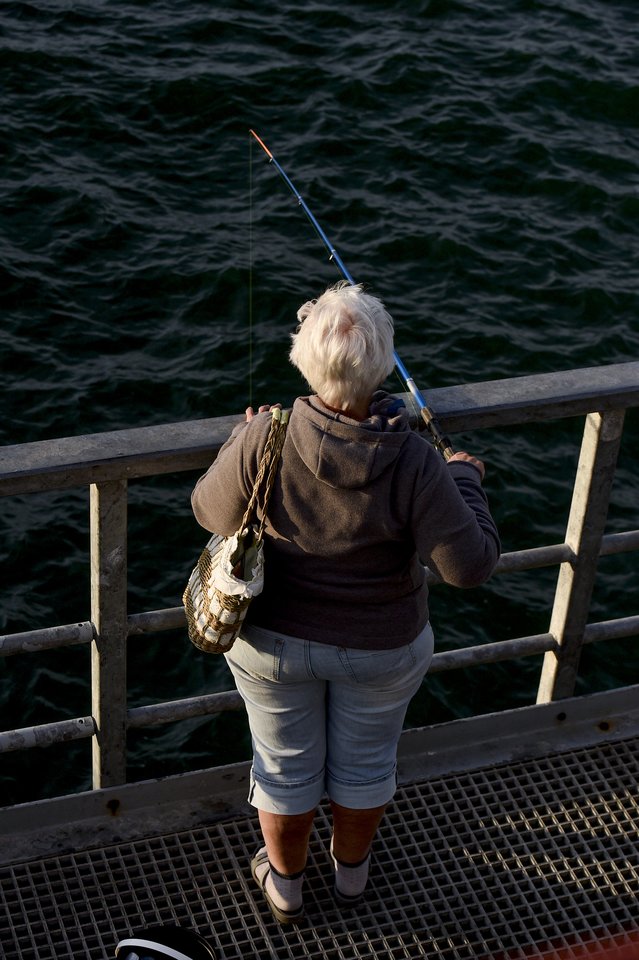  Ant Palangos tilto Helena su anūku Adomu žvejoja kiekvieną vakarą.<br> V. Ščiavinsko nuotr.