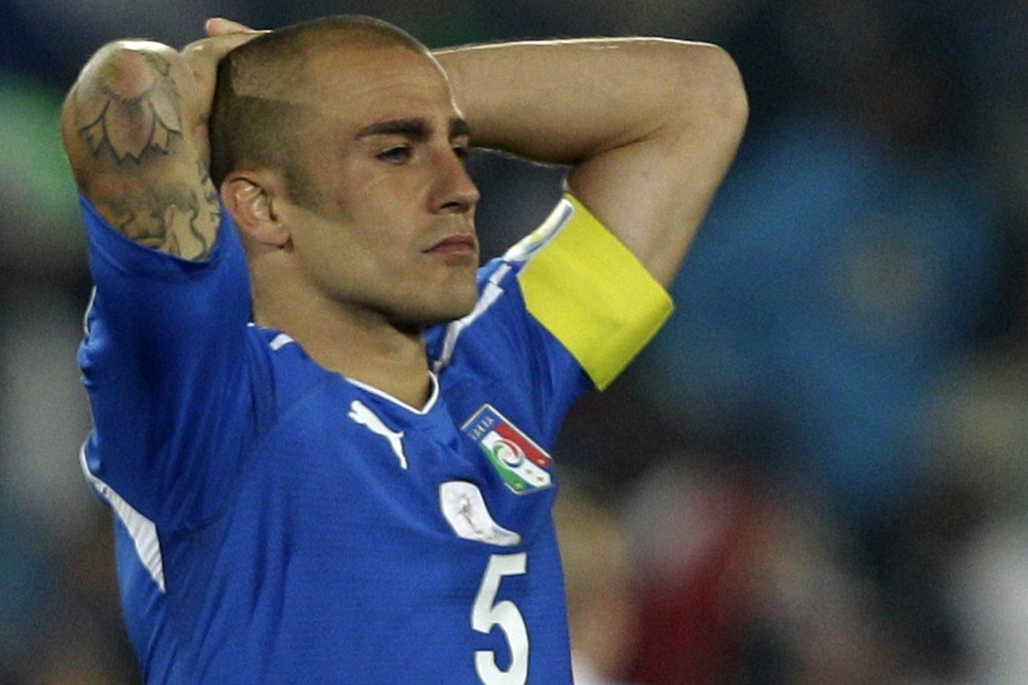  2010-ieji. Italų gynėjas Fabio Cannavaro negali patikėti, kad pralaimėjo Slovakijai ir iškrito iš pasaulio čempionato.<br> AP nuotr.
