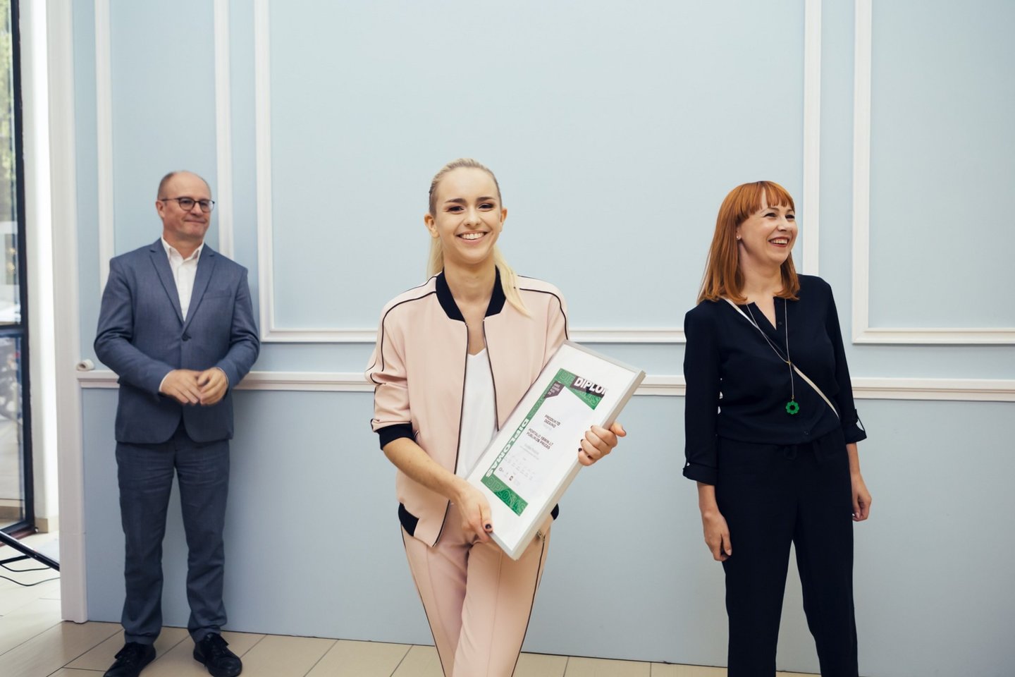 Karolina Petraitytė, už inovatyvią priemonę chemijos pamokoms „Chem Tokens“ laimėjusi pagrindinį prizą šių metų „Jaunojo dizainerio prizo“ konkurse, produkto dizaino kategorijoje. <br>Tomo Kapočiaus nuotr. 