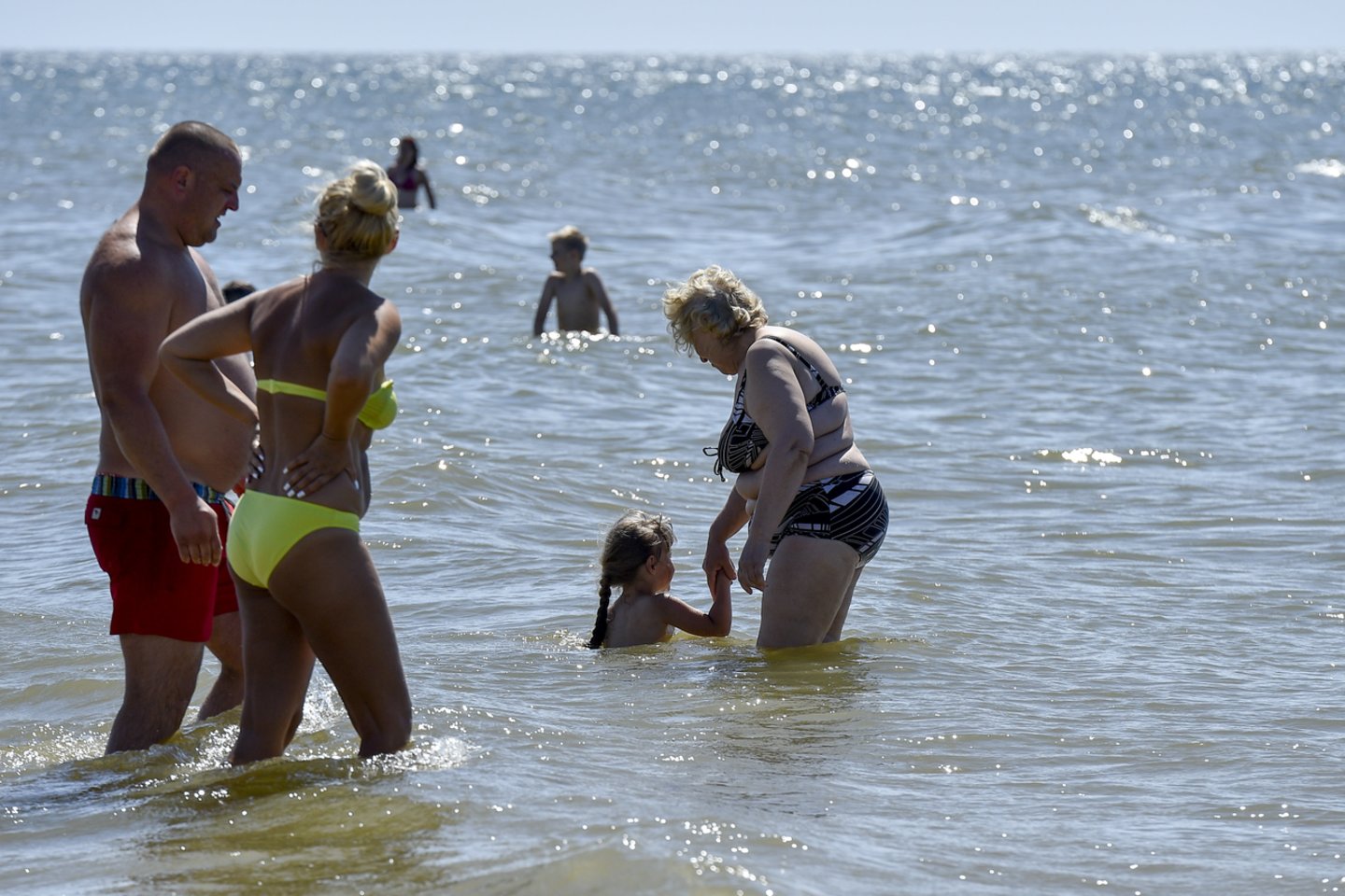  Poilsiautojai Palangos paplūdimyje mėgavosi saulės spinduliais nė nežinodami apie padidėjusį UV aktyvumą. <br> V. Ščiavinsko nuotr.