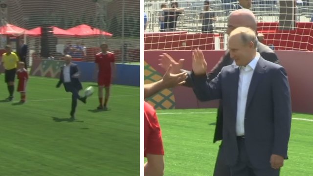 Į aikštelę išbėgęs Vladimiras Putinas demonstravo futbolo sugebėjimus