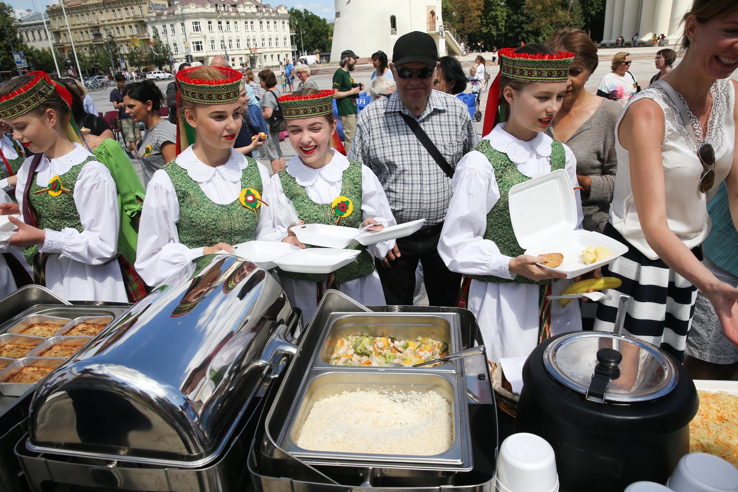  Per Dainų šventės pristatymą buvo galima paragauti, ką valgys šventės dalyviai.<br> R.Danisevičiaus nuotr.