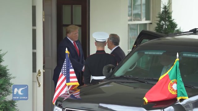 D. Trumpas vos išstovėjo ant kojų, kai sveikinosi su Portugalijos prezidentu