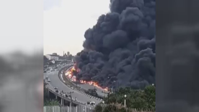 Nigerijoje sprogus benzinvežiui gatvė paskendo liepsnose, žmonės degė gyvi