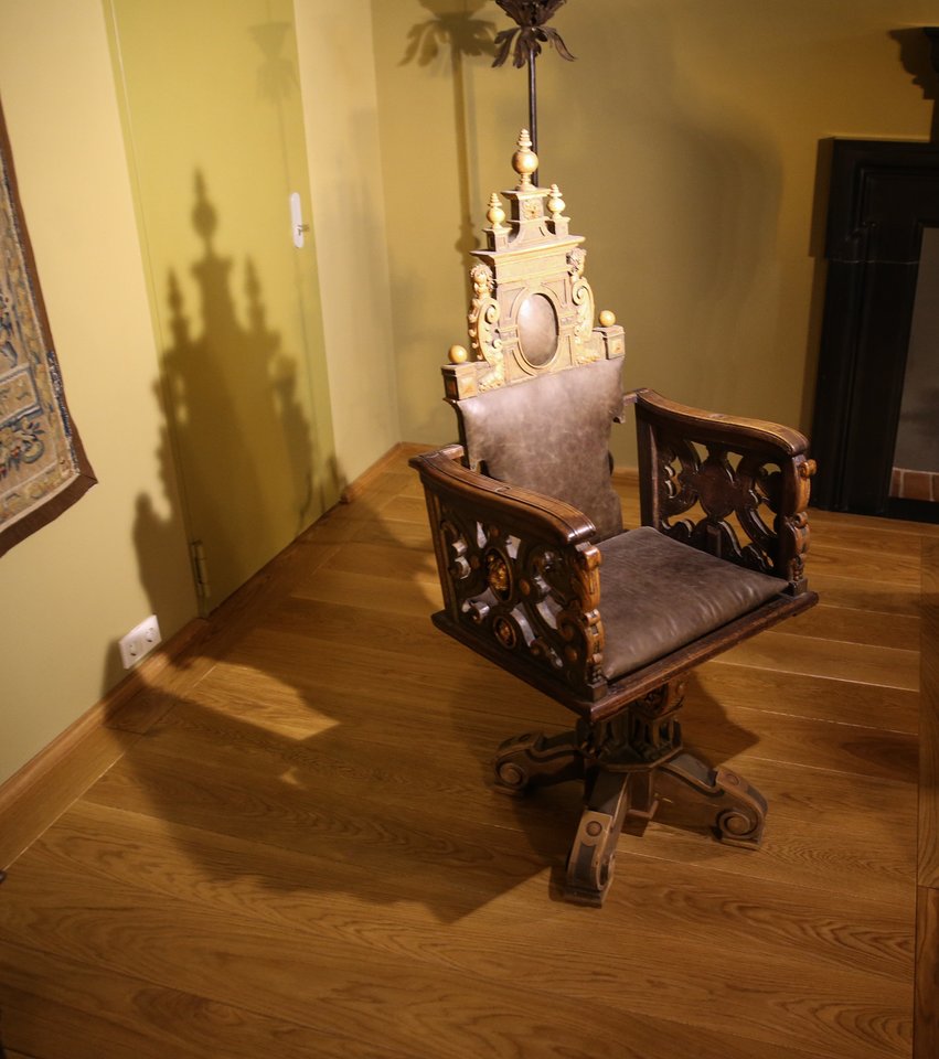 Vienas įdomiausių eksponatų – 1607 m. barzdaskučio kėdė.<br>R.Danisevičiaus nuotr.