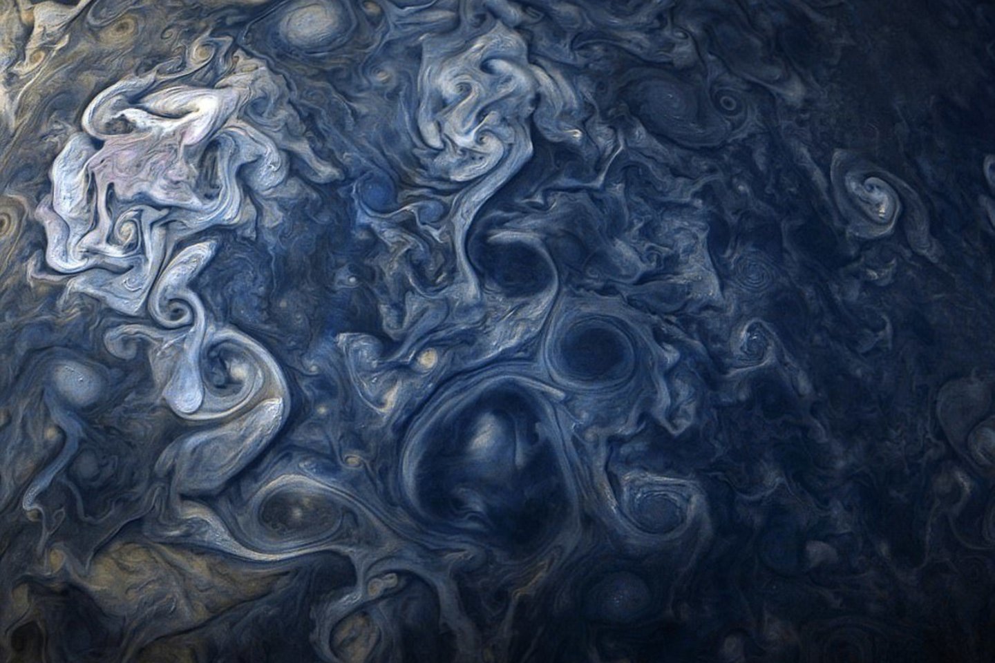 Iš kelionės Jupiteryje mokslininkai gavo ne tik informacijos apie ten šėlstančius žaibus, bet ir nuostabių, tarsi aliejiniai dažnais nutapytų paveikslų, kuriuos užfiksavo „Juno“. <br>NASA nuotr. 