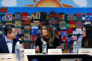 Melania Trump antrąkart prie sienos aplankė migrantų vaikus