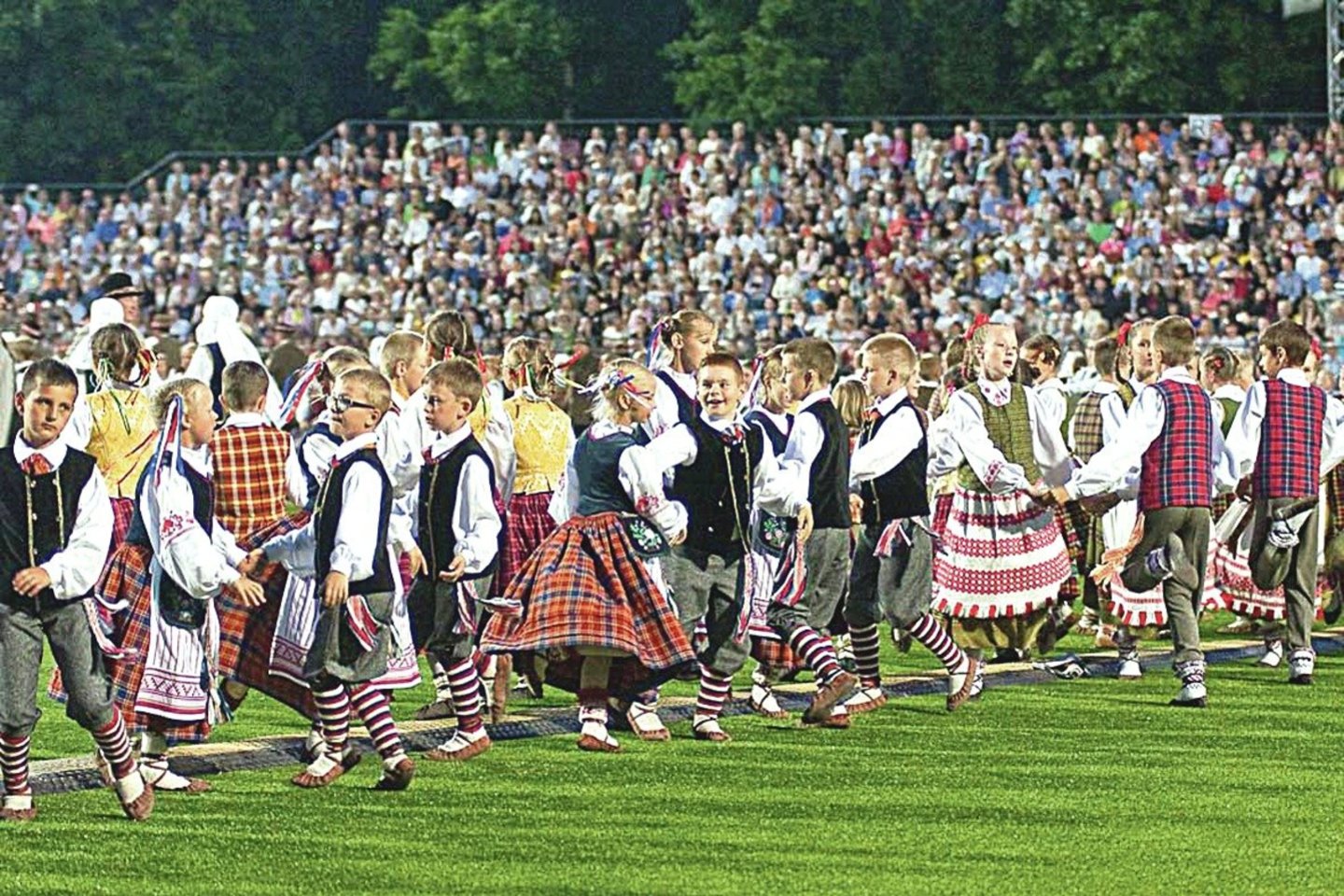 20-osios Dainų šventės „Vardan tos...“ programose dalyvaus 36 tūkst. liaudies meno puoselėtojų iš Lietuvos miestų, kaimų ir miestelių, tarp jų – 16 tūkst. vaikų, užsienio lietuviai iš 15 pasaulio šalių, 13 Lietuvos tautinių bendrijų kolektyvų.