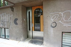 Į šiukšlyną neiškeliavusios durys tapo pastato veidu –  nepatikėsite, kas jomis pasirūpino