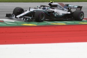 Pirmąsias starto pozicijas Austrijoje užsitikrino du „Mercedes“ pilotai 