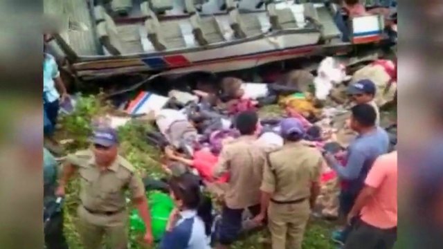 Kraupi avarija Indijoje: perpildytas autobusas įkrito į 213 metrų gylio tarpeklį