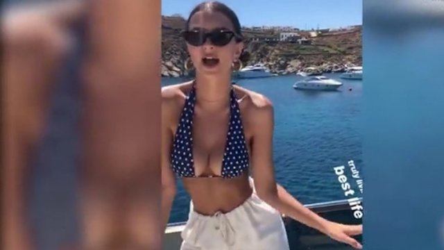 Amerikiečių aktorė Emily Ratajkowski gundančiai smaginosi jachtos denyje