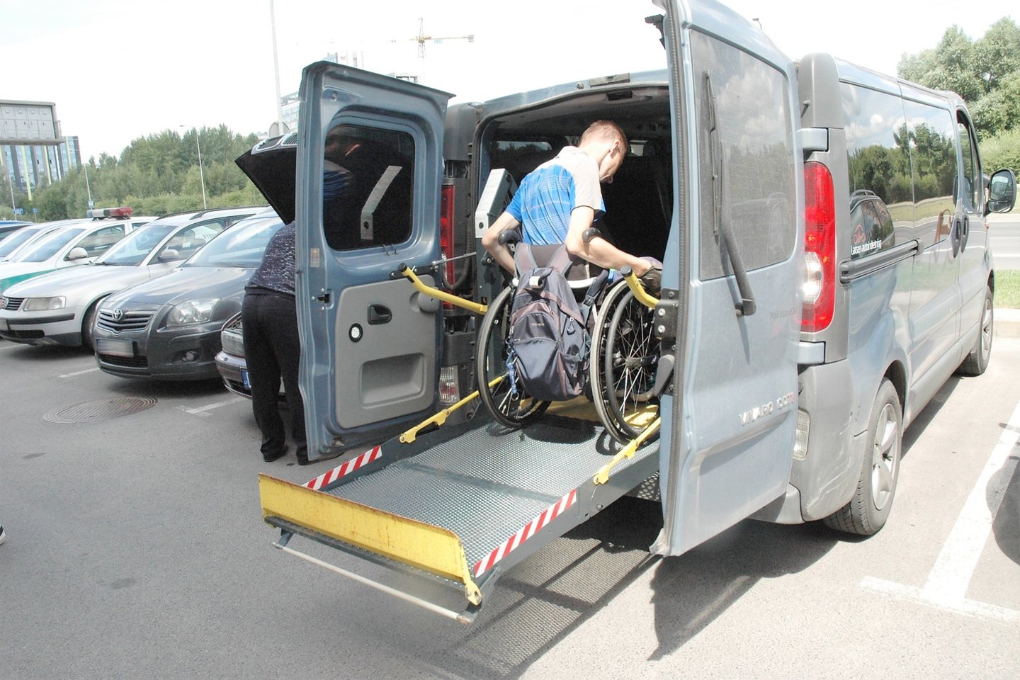  Asociacija „Savarankiškas gyvenimas“ drauge su Vilniaus apskrities policijos komisariatu surengė akciją ir tikrino, ar automobiliai statomi neįgaliesiems skirtose vietose.<br> L. Jakubauskienės nuotr.